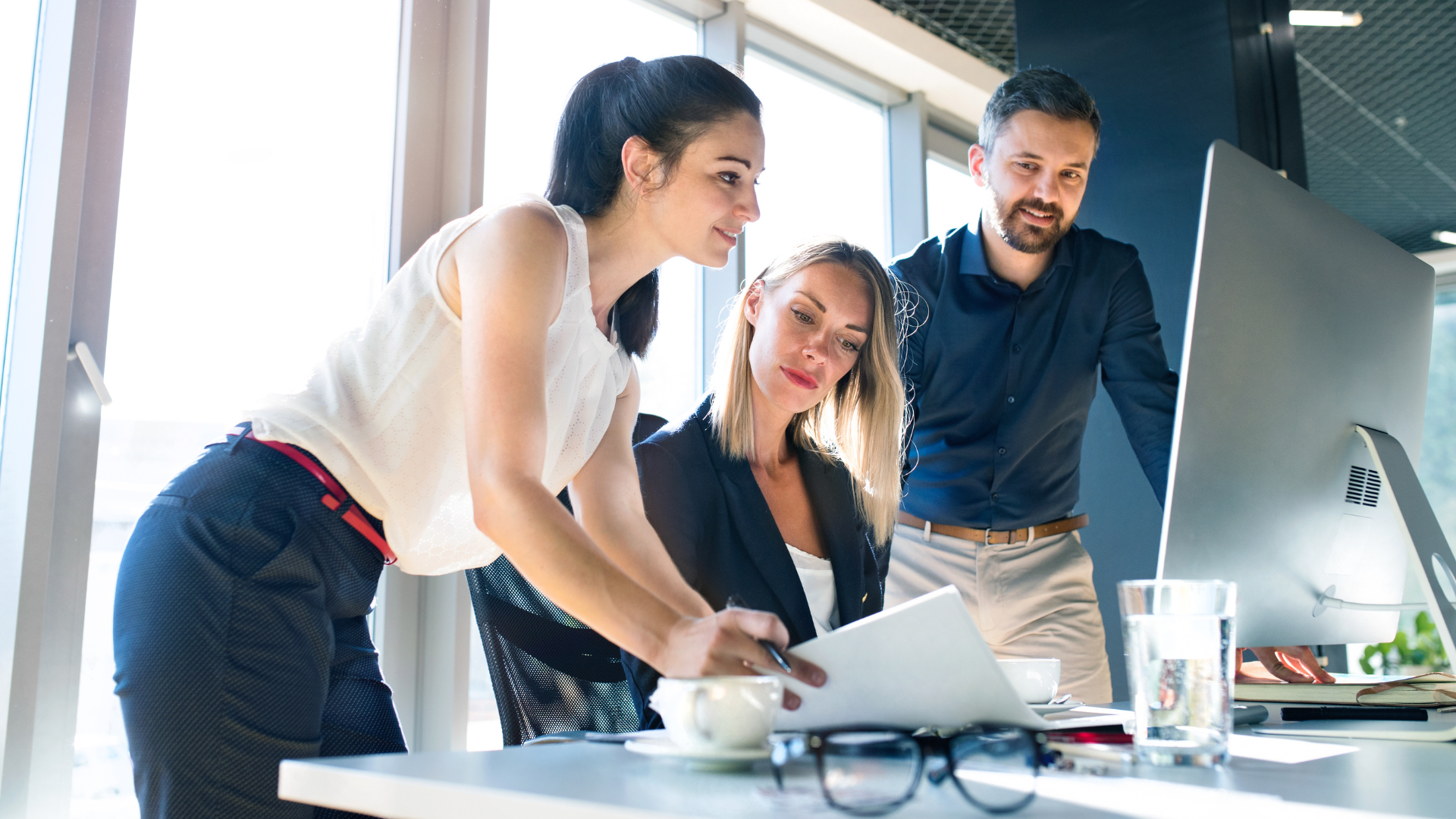 Equipo de consultores emanta trabajando en un sistema de gestión ISO